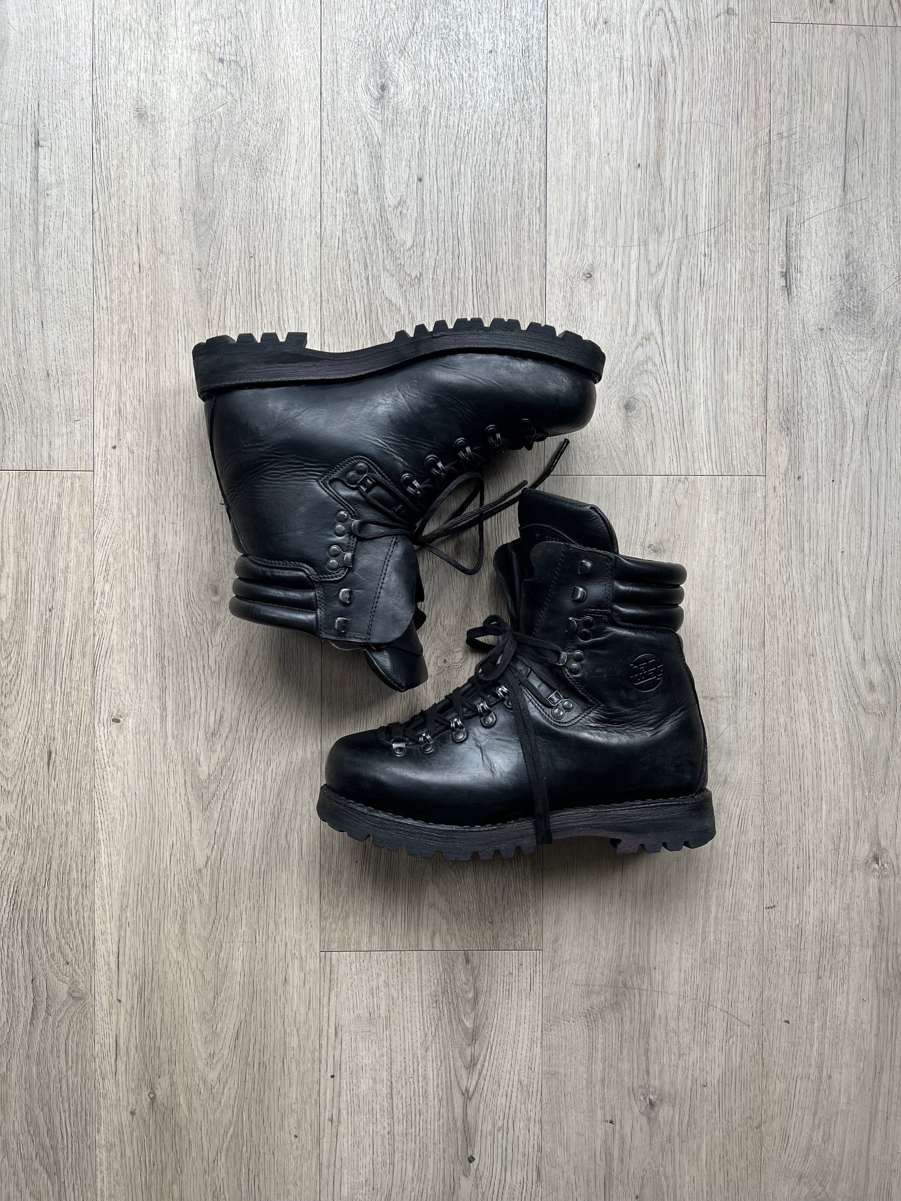 Han Wag Hiking Boots