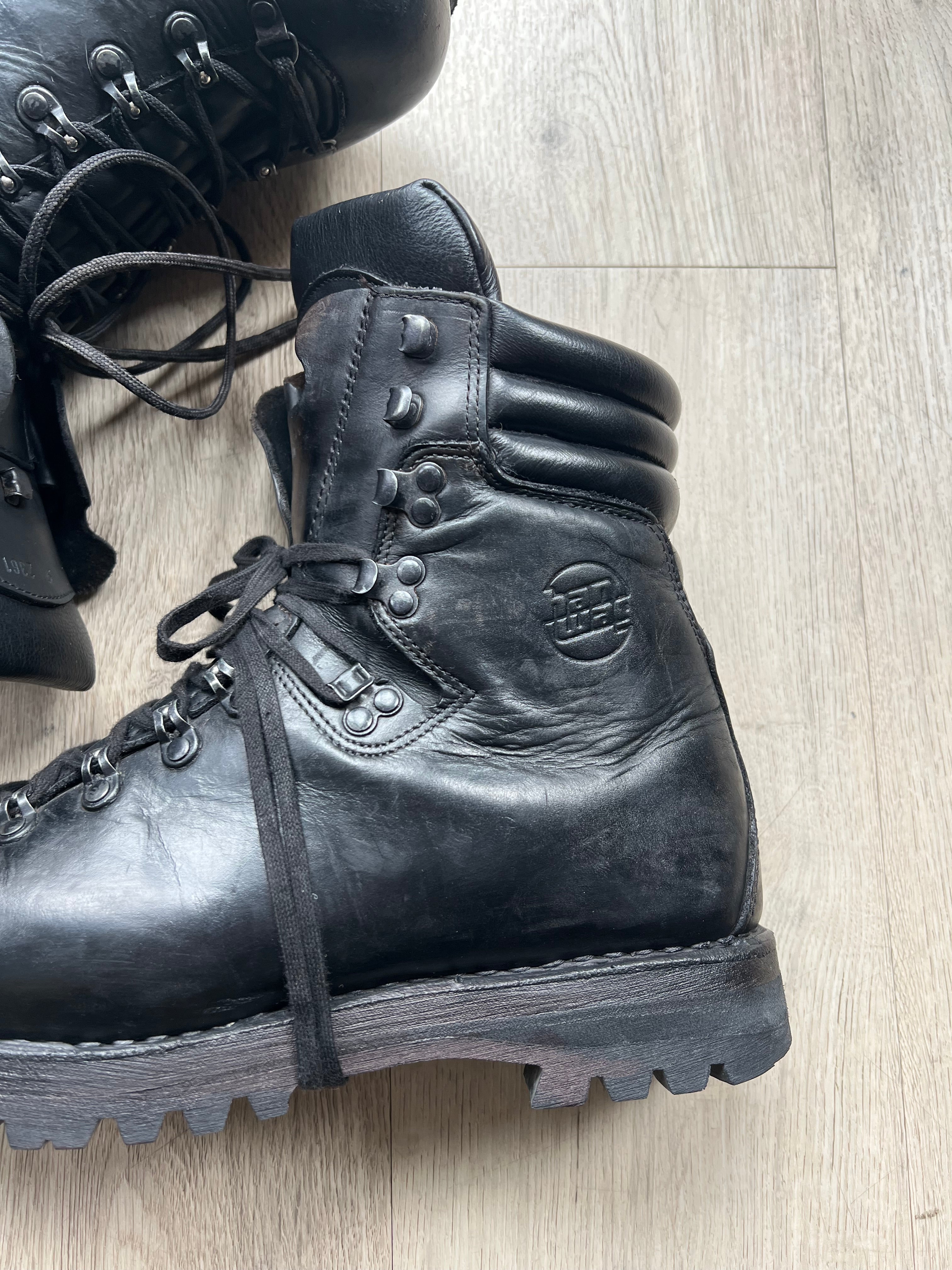 Han Wag Hiking Boots